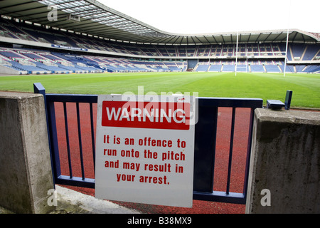 Inscrivez-vous au stade de Murrayfield à Édimbourg, Écosse, Royaume-Uni, fans d'avertissement de ne pas courir sur le terrain qu'ils peuvent être arrêtés Banque D'Images
