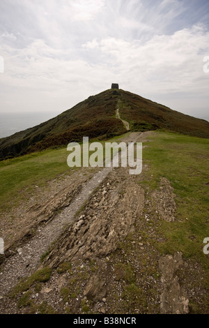 Un sentier serpente au loin vers l'église en ruine de rame Head Banque D'Images