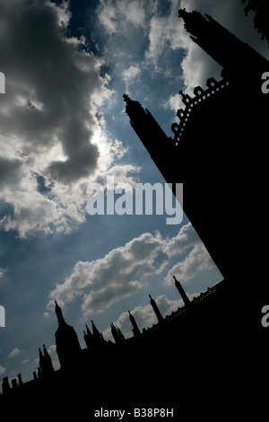 Ville de Cambridge, en Angleterre. Angle de vue la silhouette du Kings College de Cambridge chapelle comme vu de King's Parade. Banque D'Images