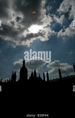 Ville de Cambridge, en Angleterre. Angle de vue la silhouette du Kings College de Cambridge spires vue du King's Parade. Banque D'Images