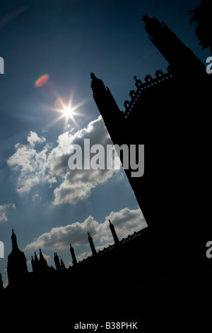 Ville de Cambridge, en Angleterre. Angle de vue la silhouette du Kings College de Cambridge chapelle comme vu de King's Parade. Banque D'Images