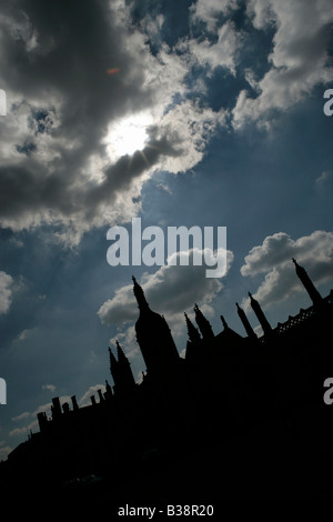 Ville de Cambridge, en Angleterre. Angle de vue la silhouette du Kings College de Cambridge spires vue du King's Parade. Banque D'Images