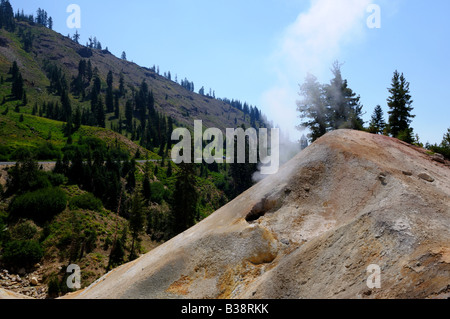 Évents de vapeur et les dépôts de l'activité volcanique. Lassen Volcanic National Park, California, USA. Banque D'Images