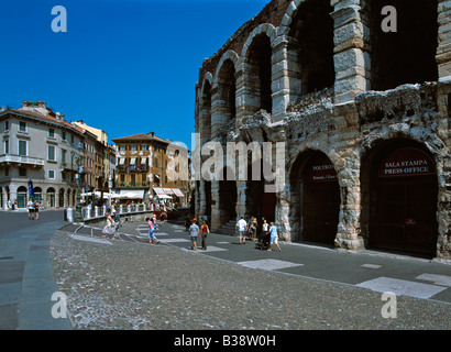 Amphithéâtre romain dans la Piazza Bra, Vérone, Italie Banque D'Images