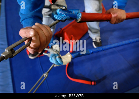 Une main se resserre les tendeurs sur un ring de boxe CONSTRUIT POUR LE BOXEUR MIKKEL KESSLER DU DANEMARK LORS D'UNE CONFÉRENCE DE PRESSE POUR PROMOUVOIR Banque D'Images