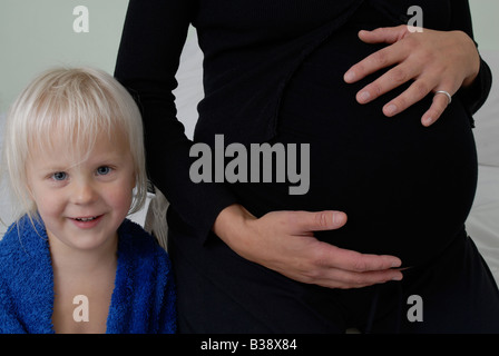 Cropped shot d'une mère enceinte et son fils Banque D'Images