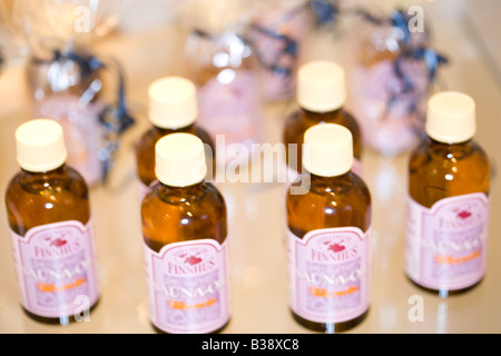 Kleine Flaeschchen Saunaoel mit, petites bouteilles d'huile avec sauna Banque D'Images