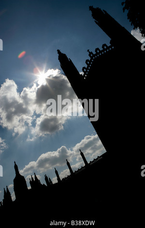 Ville de Cambridge, en Angleterre. Angle de vue la silhouette du Kings College de Cambridge chapelle comme vu de King's Parade. Banque D'Images