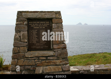 Monument à la marine américaine de la Seconde Guerre mondiale, le Grand Paris et petit Skellig en arrière-plan, le comté de Kerry. Banque D'Images