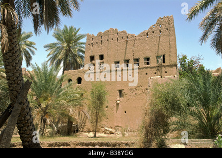 Deux étages typiques de l'argile et le bois en décomposition de la chambre Al Hamra Al Région Dakhiliyah Sultanat d'Oman Banque D'Images