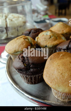 Muffins faits maison en vente dans un café Banque D'Images