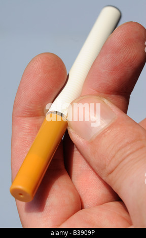 La cigarette électronique, un dispositif qui simule les fonctions d'une cigarette sans les produits chimiques nocifs. Banque D'Images