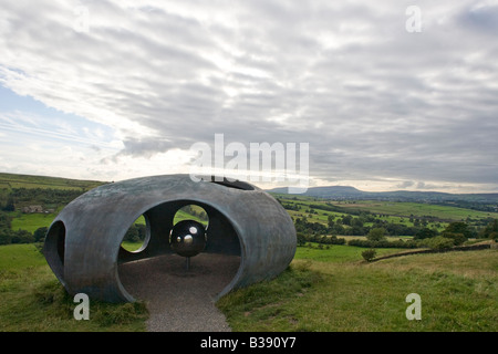 L'Atome panopticon près de Wycoller Lancashire dans la distance est Pendle Hill Banque D'Images