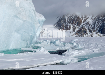 Un iceberg sur Cobourg Island dans l'Arctique canadien la fusion dans le soleil. Banque D'Images