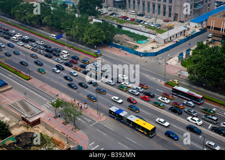 Vue aérienne de l'heure de pointe de confiture sur un Dongchang'Jie Jianguomennei Dajie main east west road à Beijing JMH3203 Banque D'Images