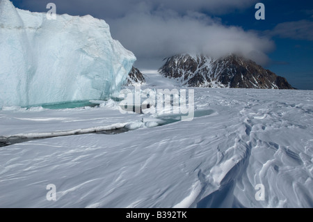 Un iceberg sur Cobourg Island dans l'Arctique canadien la fusion dans le soleil. Banque D'Images