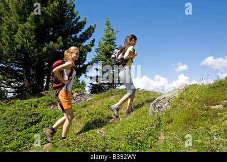 Zwei junge Frauen beim Wandern in den Bergen, deux femmes marchant dans les montagnes Banque D'Images