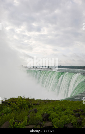 Horseshoe Falls comme vu à partir de la plate-forme d'observation au-dessus des chutes. Banque D'Images