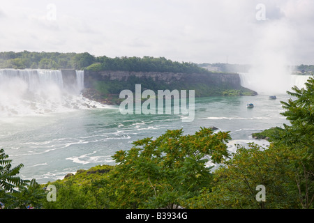 Cuisine américaine, Bridal Veil, et chutes du Niagara canadiennes comme vu à partir de la rive canadienne de la rivière Niagara. Banque D'Images