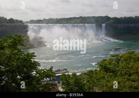 Bridal Veil Falls et American comme vu à partir de la rive canadienne de la rivière Niagara. Maid of the Mist chargement de bateaux d'excursion sur la côte près de Banque D'Images