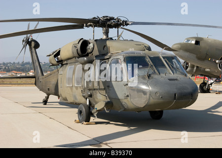 Hélicoptère Black Hawk de l'Armée américaine sur le terrain dans le cadre d'un salon Banque D'Images