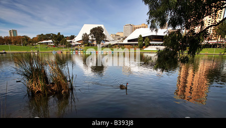 Adelaide city skyline des rives de la rivière Torrens, l'Australie du Sud Banque D'Images