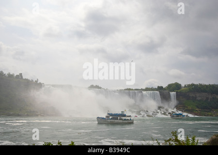 American et Bridal Veil Falls dans le cadre de chutes du Niagara du côté canadien de la rivière Niagara. Bateau Maid of the Mist. Banque D'Images