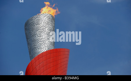 La flamme olympique au Stade National, également connu sous le nom de nid d'oiseau, pendant les Jeux Olympiques de Beijing 2008, contre le ciel bleu, Chine Banque D'Images