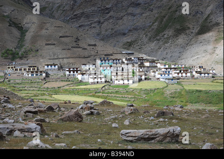 Boue un village de la haute vallée du Spiti à distance dans le Nord de l'Inde Banque D'Images