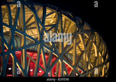 Stade national de Pékin, aussi connu comme le Nid d', illuminé la nuit lors des Jeux Olympiques de 2008 à Beijing, Chine Banque D'Images