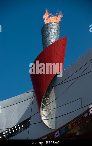 La flamme olympique au Stade National, également connu sous le nom de nid d'oiseau, pendant les Jeux Olympiques de Beijing 2008, contre le ciel bleu, Chine Banque D'Images