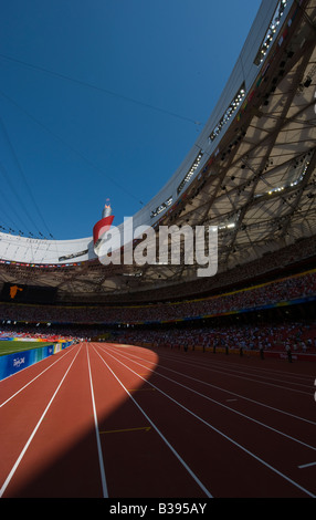 La flamme olympique au Stade National, également connu sous le nom de nid d'oiseau, pendant les Jeux Olympiques de Beijing 2008, contre le ciel bleu, Chine Banque D'Images