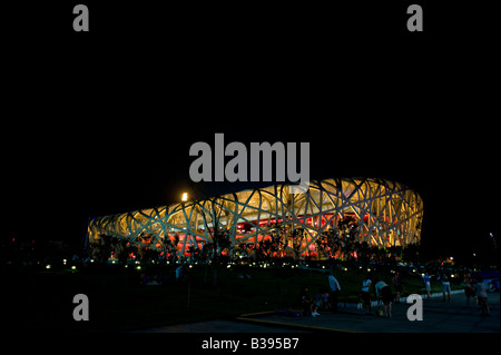 Stade national de Pékin, aussi connu comme le Nid d', illuminé la nuit lors des Jeux Olympiques de 2008 à Beijing, Chine Banque D'Images