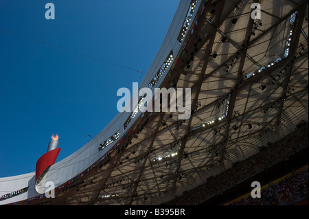 La flamme olympique au Stade National, également connu sous le nom de nid d'oiseau, pendant les Jeux Olympiques de Beijing 2008, contre le ciel bleu, Chine Banque D'Images