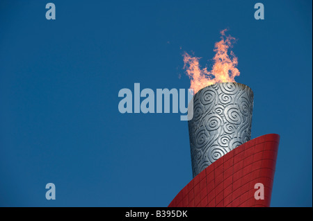 La flamme olympique au Stade National, également connu sous le nom de nid d'oiseau, pendant les Jeux Olympiques de Beijing 2008, contre le ciel bleu, Chine Banque D'Images