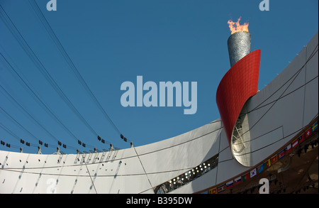 La flamme olympique au Stade National, également connu sous le nom de nid d'oiseau, pendant les Jeux Olympiques de Beijing 2008, contre le ciel bleu, Chine Banque D'Images