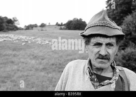 Portrait of mature sheperd homme d'herbe et de moutons dans les montagnes en arrière-plan Une Grande Fatra Slovaquie l'été 2008 Banque D'Images