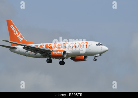 Un Boeing 737-73V Easyjet en approche finale à l'aérodrome de la région de Grampian Aberdeen Dyce nord-est de l'Écosse Banque D'Images