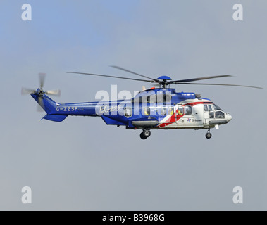 Un Bristows Eurocopter EC225LP Super Puma en approche finale à l'aérodrome de la région de Grampian Aberdeen Dyce nord-est de l'Écosse Banque D'Images