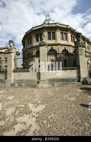 Ville d'Oxford, en Angleterre. Large vue sur la rue de la Sir Christopher Wren conçu Sheldonian Theatre. Banque D'Images