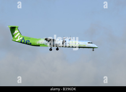 DeHavilland DHC 8Q-402 Dash 8 en approche finale à l'aérodrome de la région de Grampian Aberdeen Dyce nord-est de l'Écosse Banque D'Images