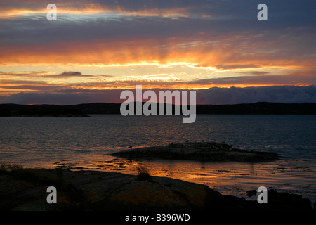 Norwegen, Sonnenuntergang vor der Insel Hitra, Norvège Le coucher du soleil à Hitra island Banque D'Images