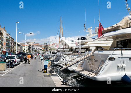 Yachts de luxe dans le Vieux Port (le vieux port), Quai St Pierre, Cannes, Cote d Azur, Provence, France Banque D'Images