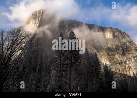 El Capitan est stoïque contre une tempête de compensation comme le coucher du soleil s'approche de Yosmeite National Park California USA Banque D'Images