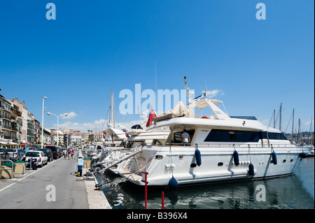 Yachts de luxe dans le Vieux Port (le vieux port), Quai St Pierre, Cannes, Cote d Azur, Provence, France Banque D'Images