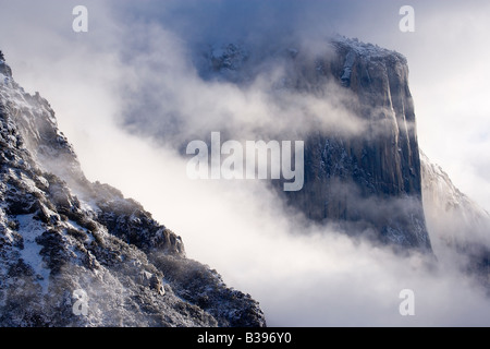 El Capitan émerge d'une nuit d'orage dans Yosmeite National Park California USA Banque D'Images