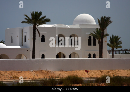 Maison blanche dans le style arabe à Djerba (Tunisie). Banque D'Images