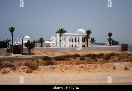 Maison blanche dans le style arabe à Djerba (Tunisie). Banque D'Images