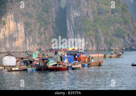 Chambre baots îles flottantes et la baie de Halong Vietnam Banque D'Images