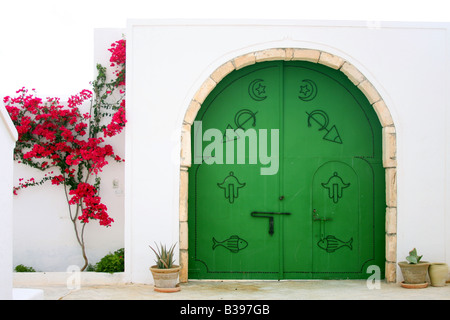 Porte Verte avec l'arabe des symboles. Banque D'Images